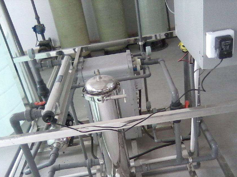 EDI系統是在壓力作用下，水透過反滲透膜成為純水